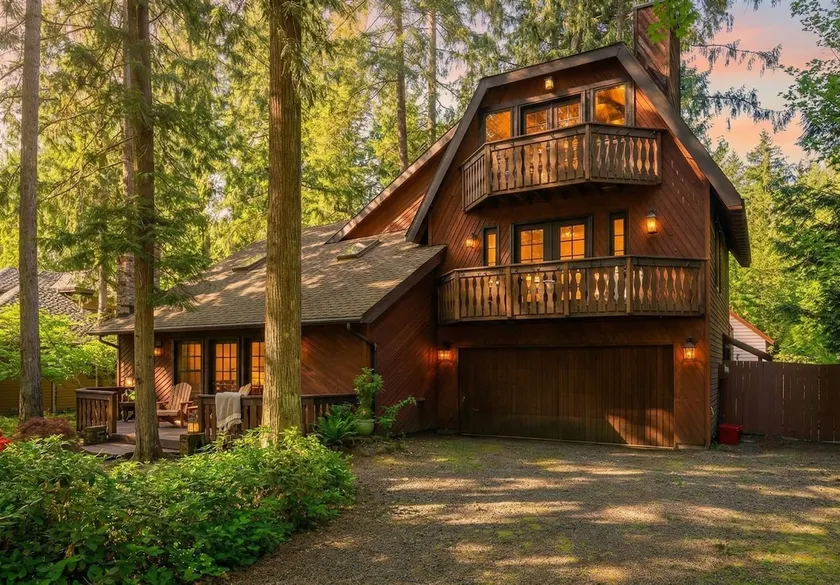 Chalet Rivière: Sleeps 12, Dog-Friendly, Hot Tub - Image 1