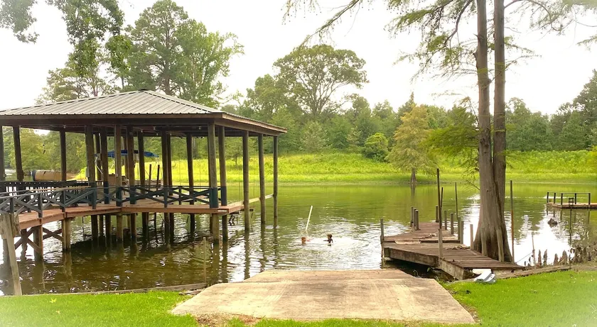 Beautiful Lakefront Hm Sleeps 14 - Image 1
