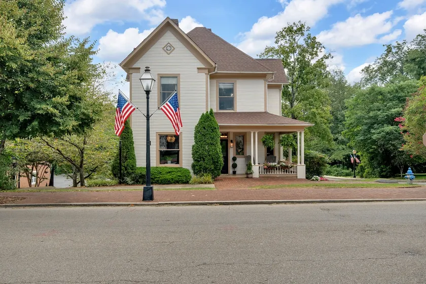 Grace House. Home on Main Street! - Image 1