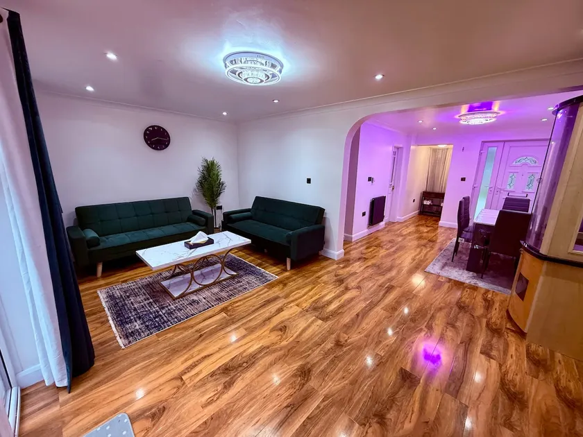 Spacious 3BR|Contractor-ready|Parking x3|Sleeps x8 - Image 1