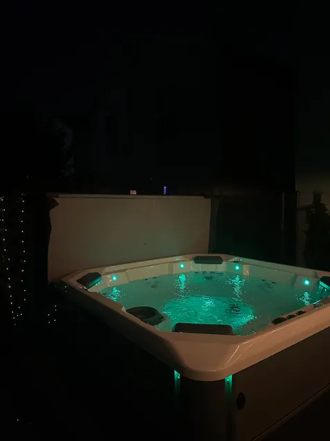 Relaxing Jacuzzi Retreat Near NYC and EWR airport - Image 1