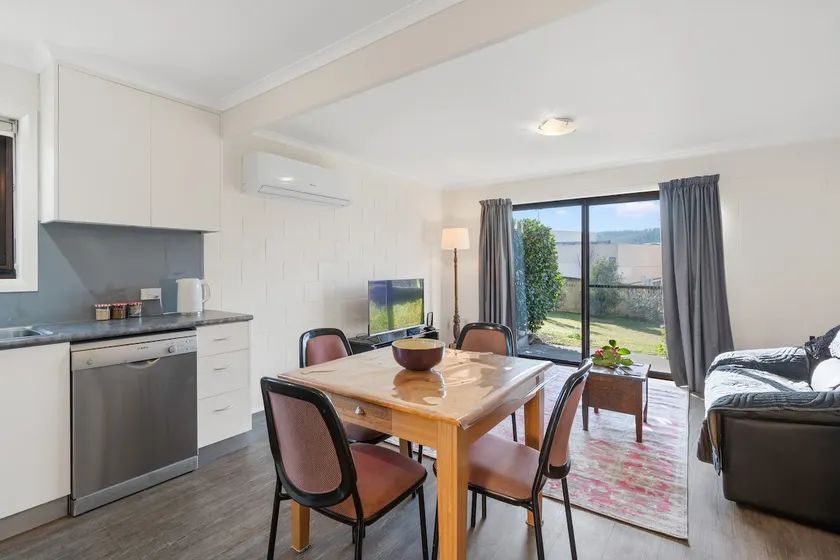 Kingston Stylish Villa-Cozy meets convenience - Image 1