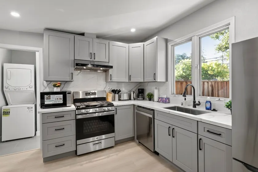 Jane's Home (KN) | Upgraded Home w HVAC+Parking - Image 1