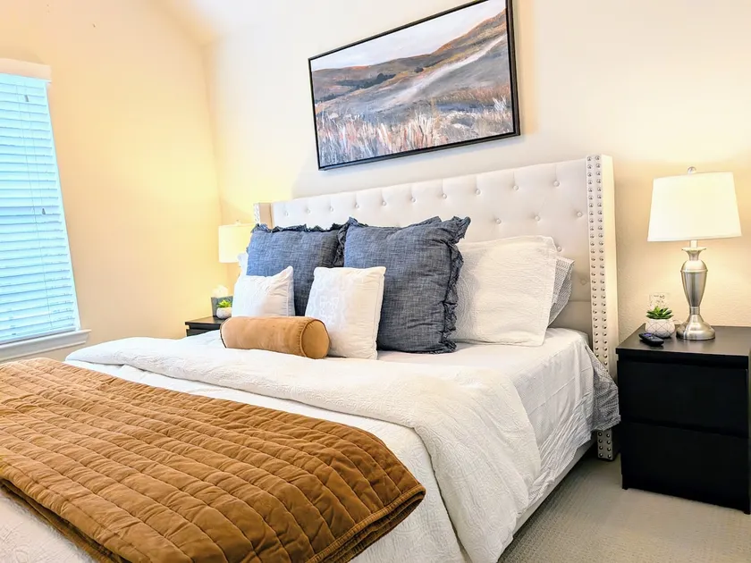 Luxury Retreat: 2 King beds, Shared Pool, Courts - Image 1