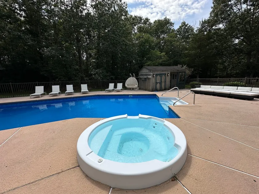 Nature oasis with Pool and Hotub - Image 1