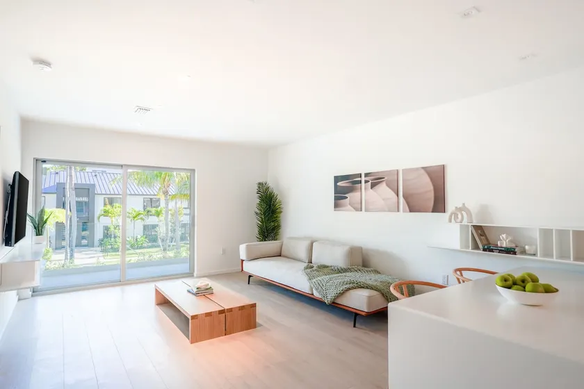 Deluxe One Bedroom King. Walk to the beach - Image 1
