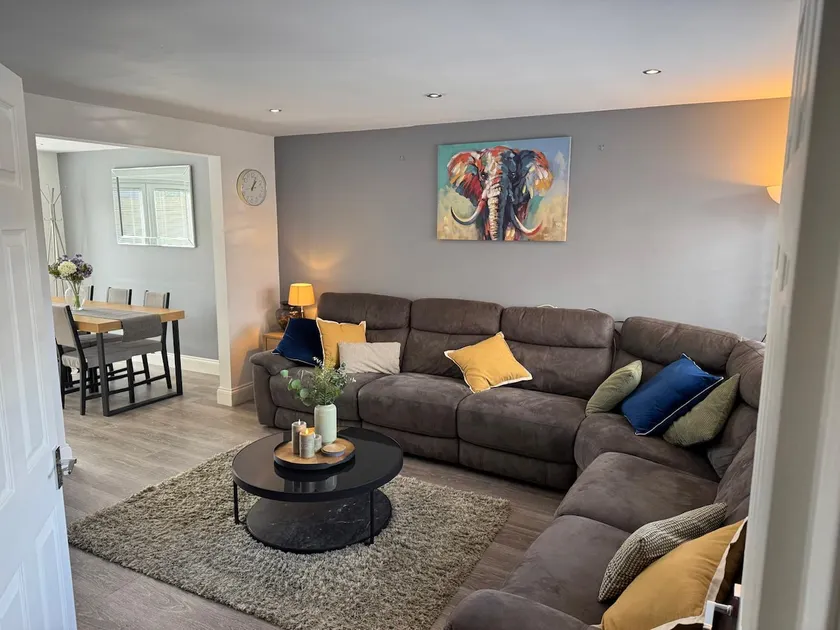 Stylish Family Home, Sleeps 6, Parking and Garden - Image 1