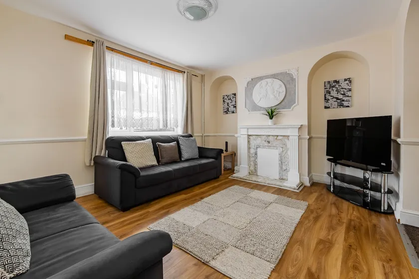 Spacious 3BR Home Parking Sleeps 6 Garden - Image 1