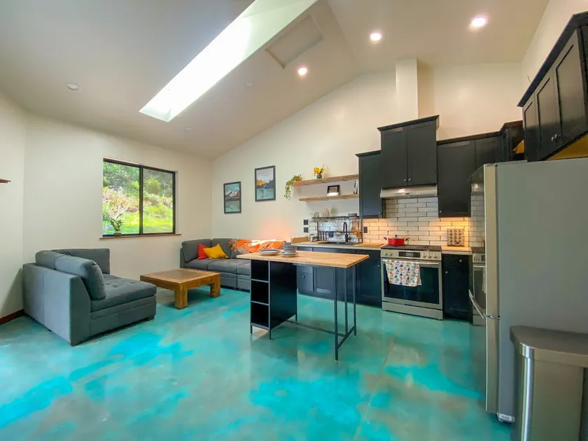 New, modern, one bedroom house w/ utilities incl. - Image 1