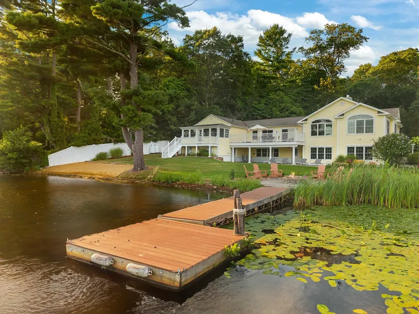 The Dock House on Moodus Reservoir- Family Getaway - Image 1