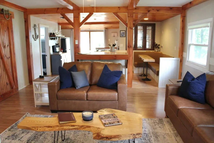 Charming 2-Bedroom Lake Cottage - Image 1