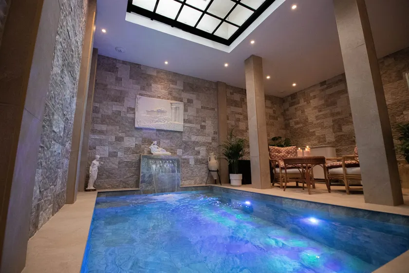 Antique Romantic, city center, very hot pool - Image 1