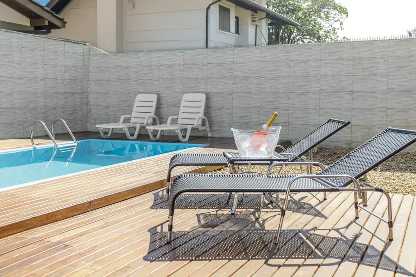 Jurerê, 300 meters from the sea, heated pool, 6 suites, 20 guests - Image 1