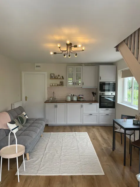 Russell View Apartment - Image 1