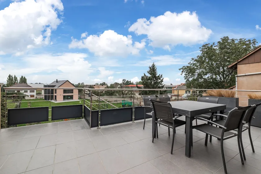 Cozy 3 rooms with outdoor areas and parking - Image 1