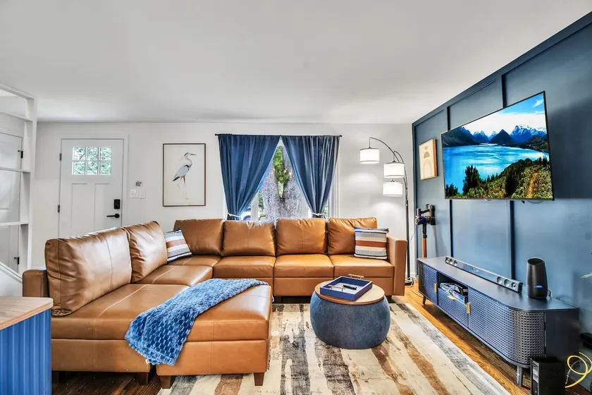 *Modern Home 3 min From Airport! - Image 1