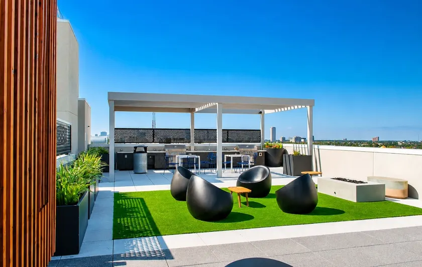 Cozy Downtown Suite - Rooftop Lounge, Pool - Gym - Image 1