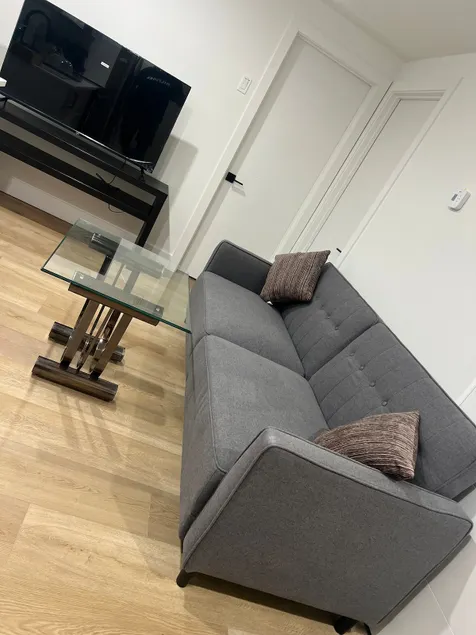 Stylish 2BR Suite + Free Parking - Image 1