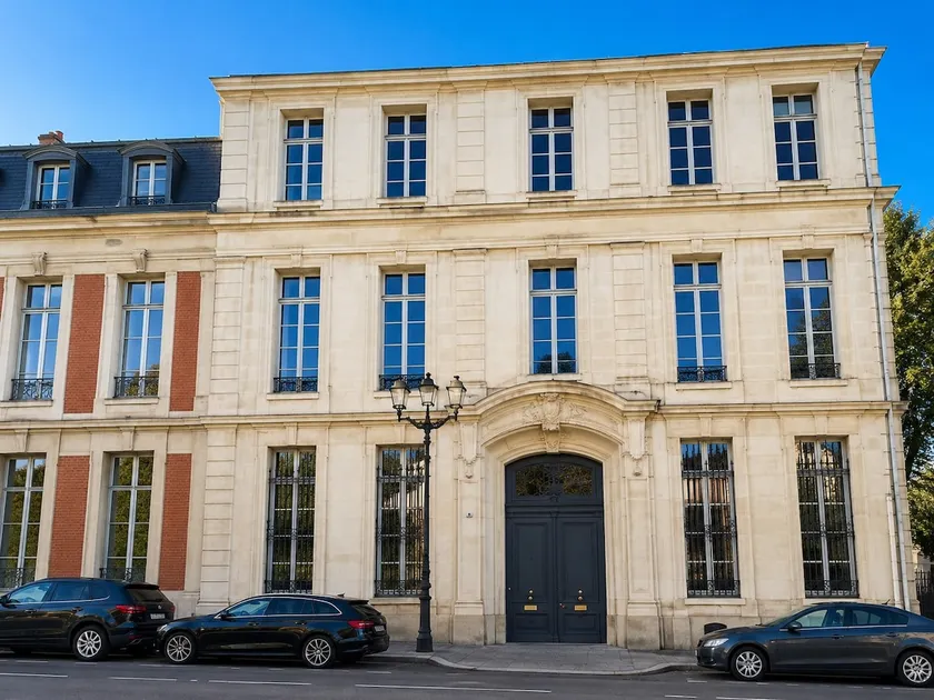 Versailles • Palace within walking distance • Secure parking - Image 1