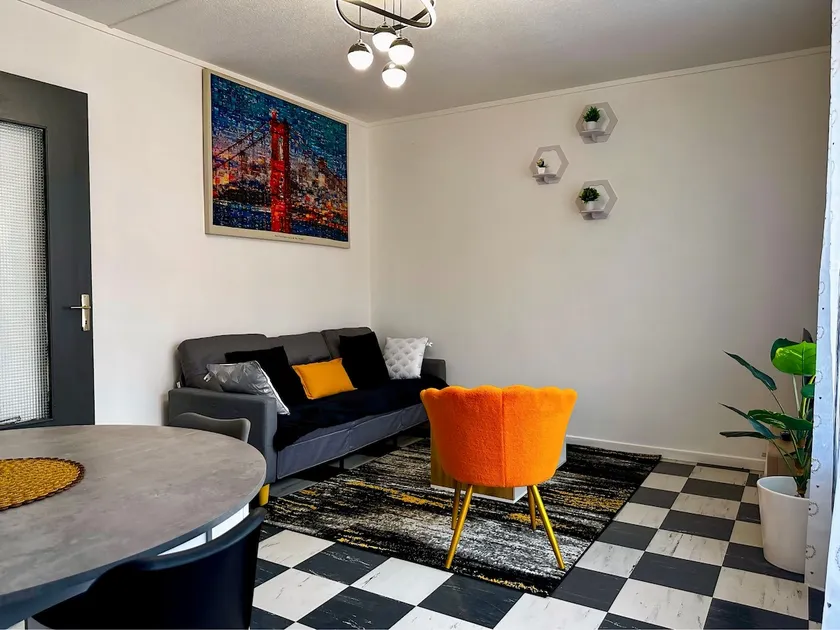 Spacious, bright, cozy 3-bedroom apartment, close to the hospital center - Image 1