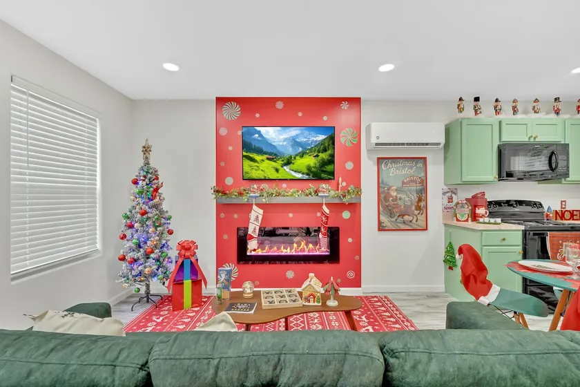 * Christmas-Themed Getaway in Bristol (HOT-TUB) * - Image 1