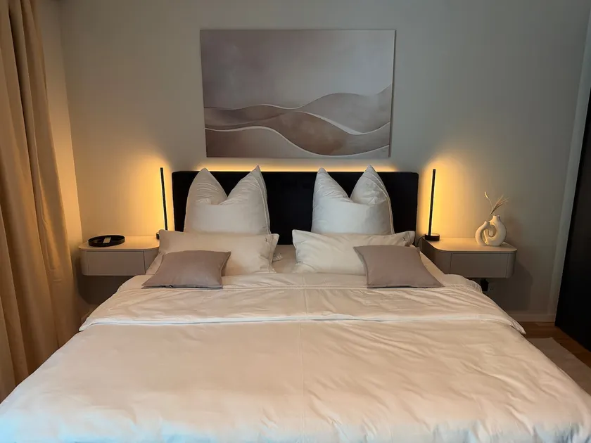 Stylish Champagne Suite near Volksparkstadion - Image 1
