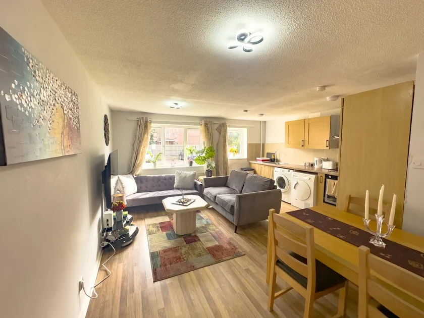 Bright, Modern & Spacious Apt. | Chiswick - Image 1