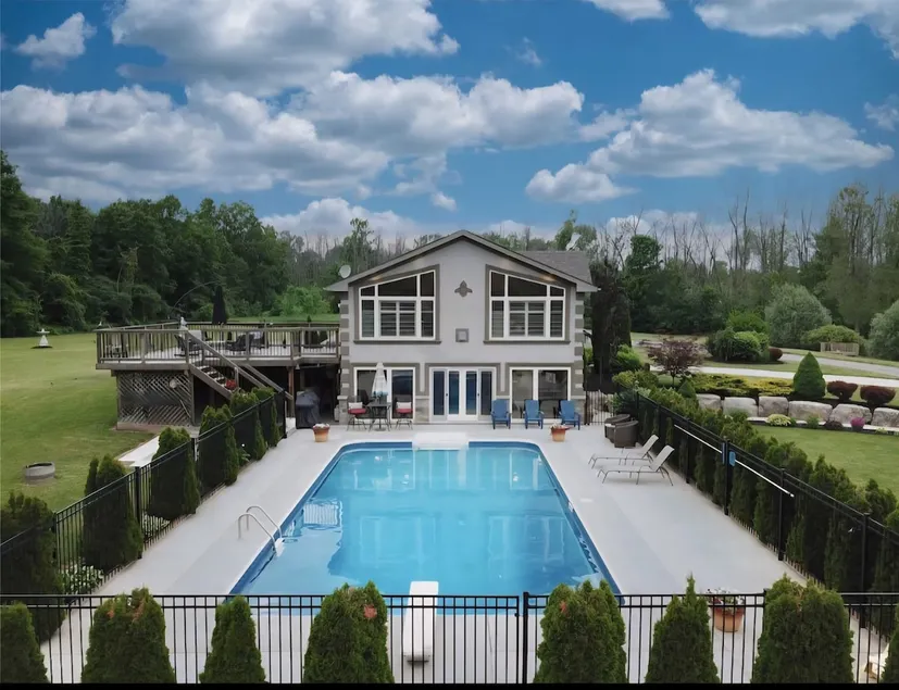 Private Resort Massive Pool & 14 Acres of Freedom - Image 1