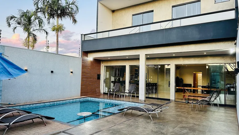 Beautiful House, 3 suites + 1 bedroom. - Image 1
