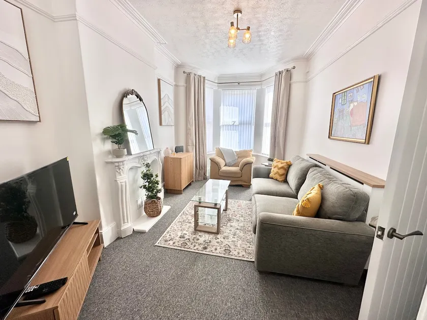 Stylish 3 Bed Home Near Oxton Village & Liverpool - Image 1