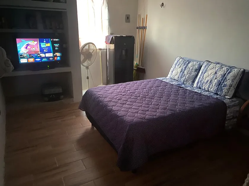 Comfortable and conveniently located room - Image 1
