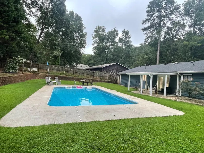 Poolside bliss in lawrenceville - Image 1