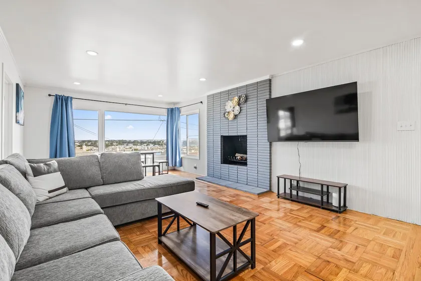 Newly Remodeled 3 bdrms w/ full kitchen& pano view - Image 1