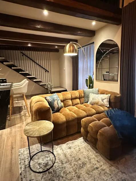 Loft-style studio apartment - Image 1