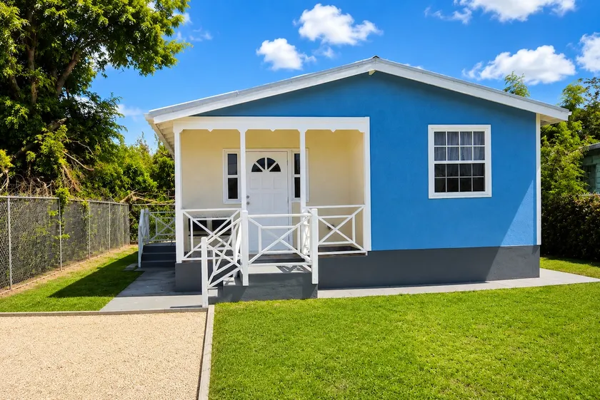 2BR Cottage, Walk to Brandons Beach | AC, WiFi - Image 1