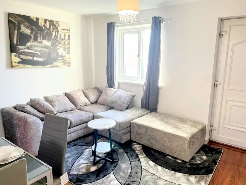 Spacious City House with Parking - Image 1