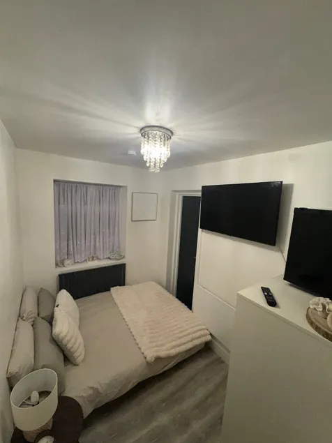 Modern Apartment with parking - Image 1
