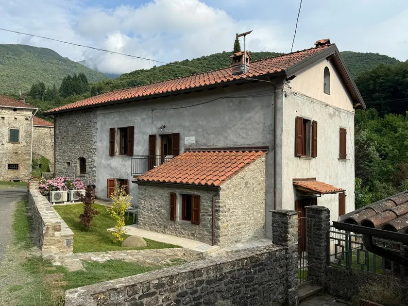 House with private river access - Image 1
