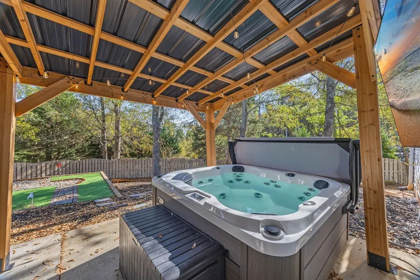 MiniGolf, HotTub, FirePit, PetFriendly, Sleeps 8 - Image 1