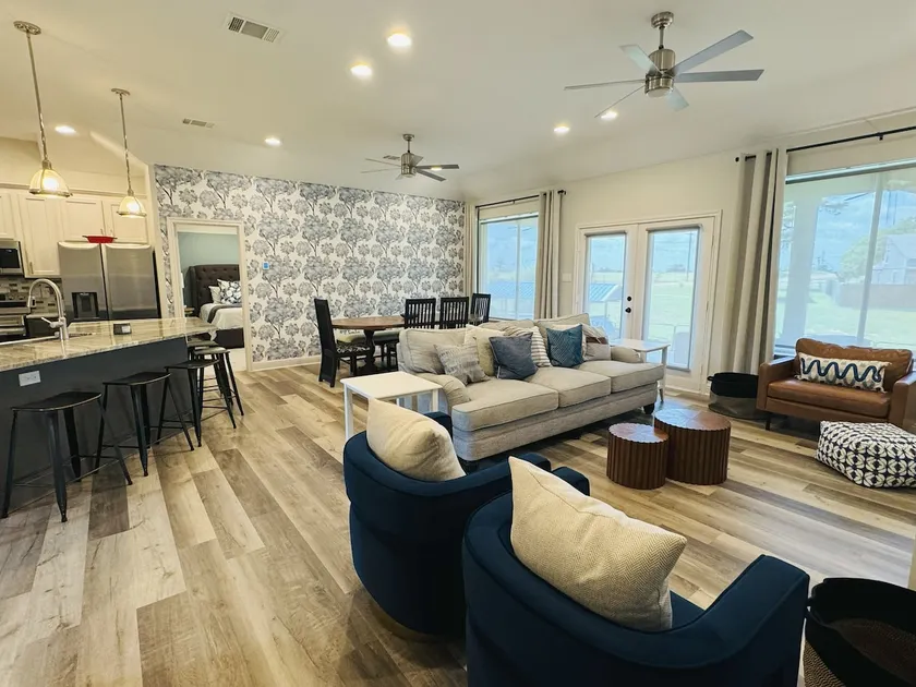 Lake Front 4BR + Dock & Paddle Boards, Water front - Image 1