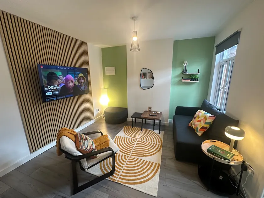 A modern, luxurious escape! Free on street parking - Image 1
