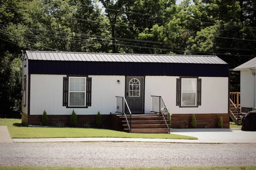 Suzy Blue — Cozy Queen Cottage Near MSU - Image 1