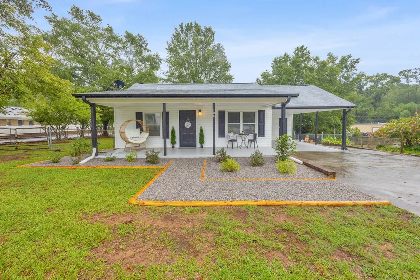 Downtown Delight | Cozy, Renovated Home Sleeps 6 - Image 1