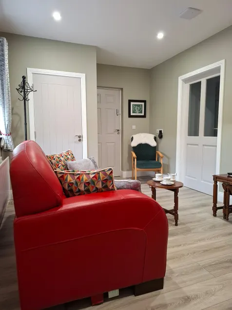 Coaches Corner - Business Friendly - Sleeps 3 - Near Town - Parking and Wi-Fi - Image 1
