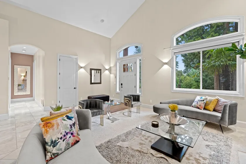 Tuscan Bellevue Retreat | Free Parking + EV Charge - Image 1