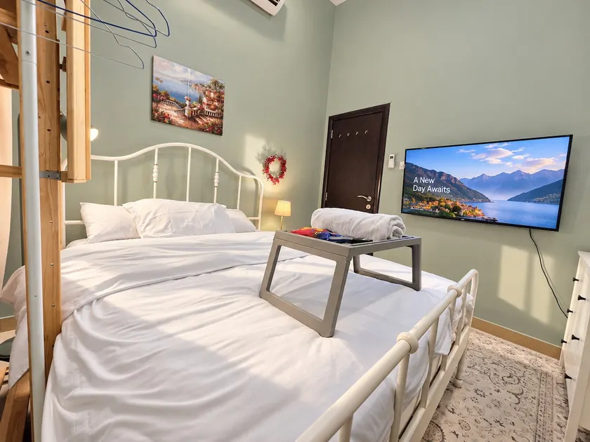 Cozy Ground-Floor Studio nr Metro & DWTC · Parking - Image 1