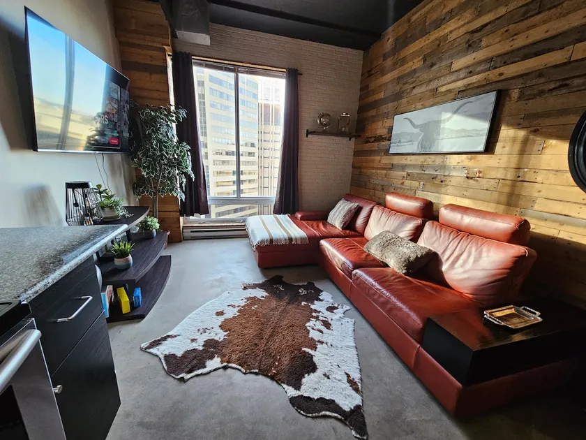 Cozy Central Loft with Western Flair - A/C - Image 1