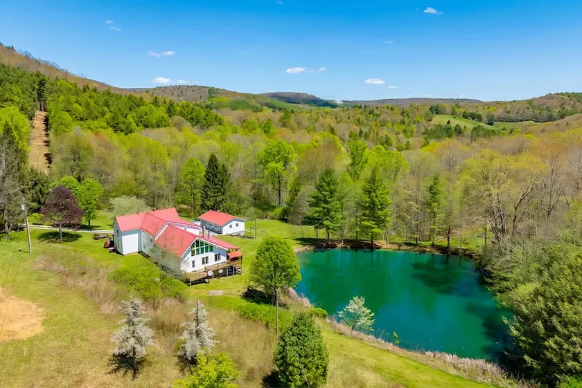 Mountain Getaway fishing pond - Image 1