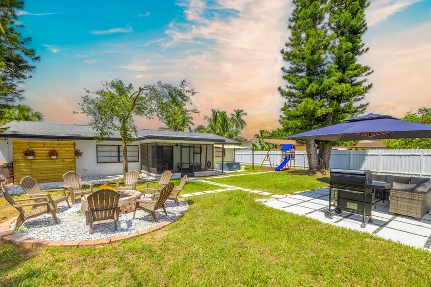 Palm Villa | 3 King Beds | Hot Tub | Sleeps 10 - Image 1
