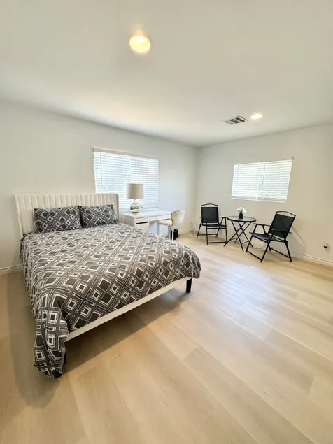 Sweet Home 15’ to DTLA-Free parking-2 BedRm-1 Bath - Image 1